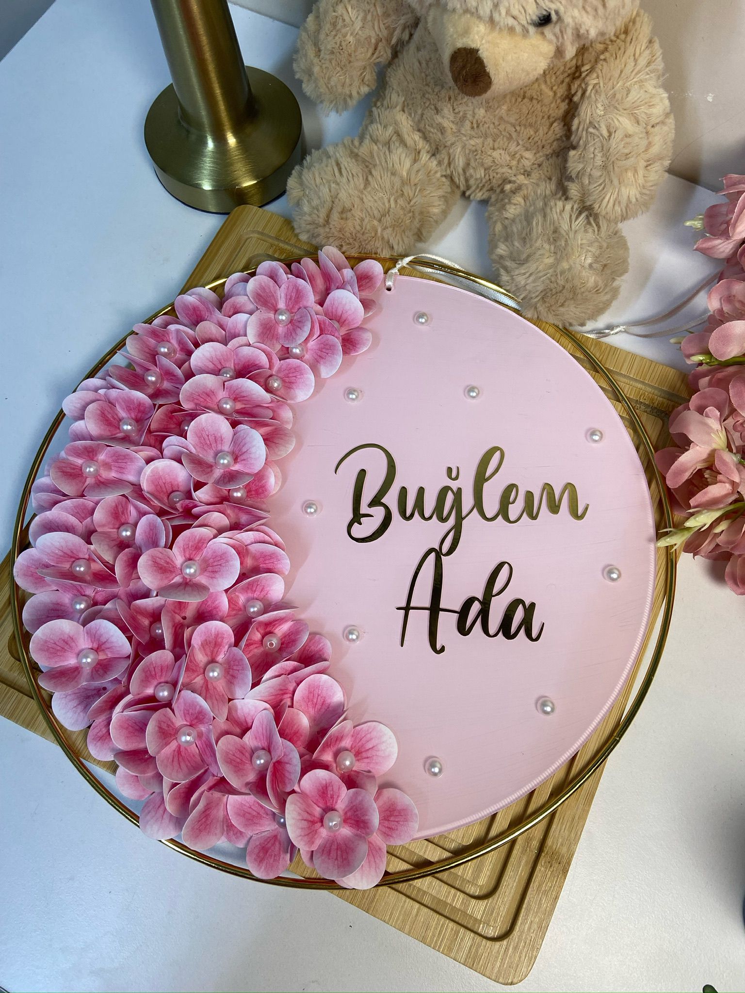 ab4cc1b2-92f6-44a4-8e13-19bff4c3a6d1 Pembe Ortanca Süslemeli, Demir Halkalı Bebek Kapı Süsü - Görsel 1