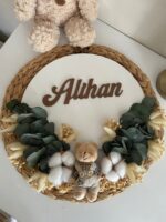 Okaliptus Süslemeli Ayıcık Detaylı Ahşap Bebek Kapısüsü